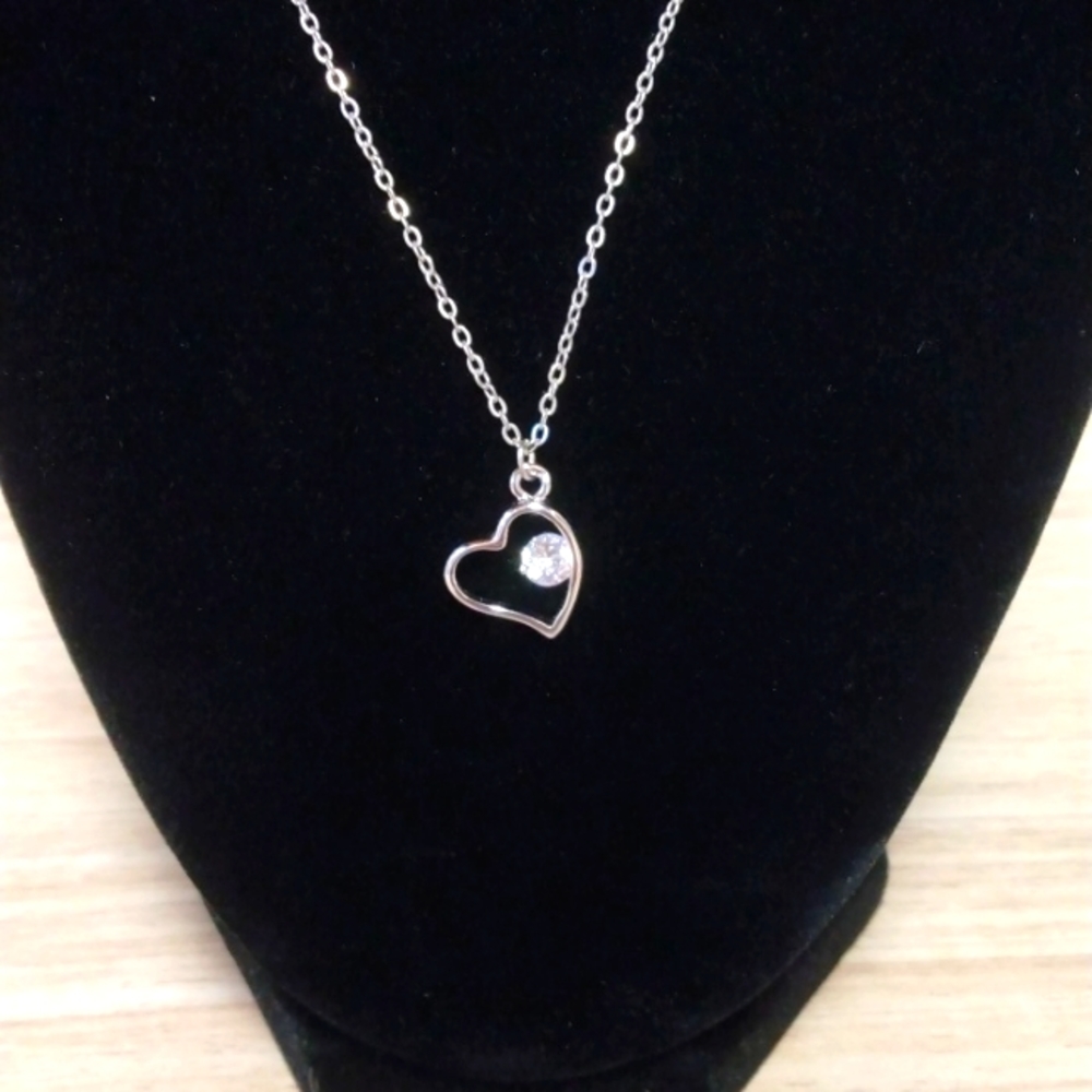 Silvertone heart pendant with stone not wor